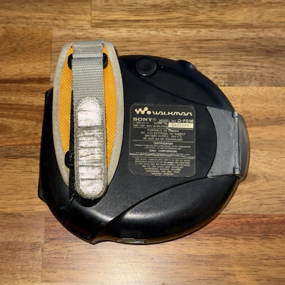 Sony Sports D-FS18 Portable CD Player Discman FM/AM Radio ONLY RADIO WORKS AS IS